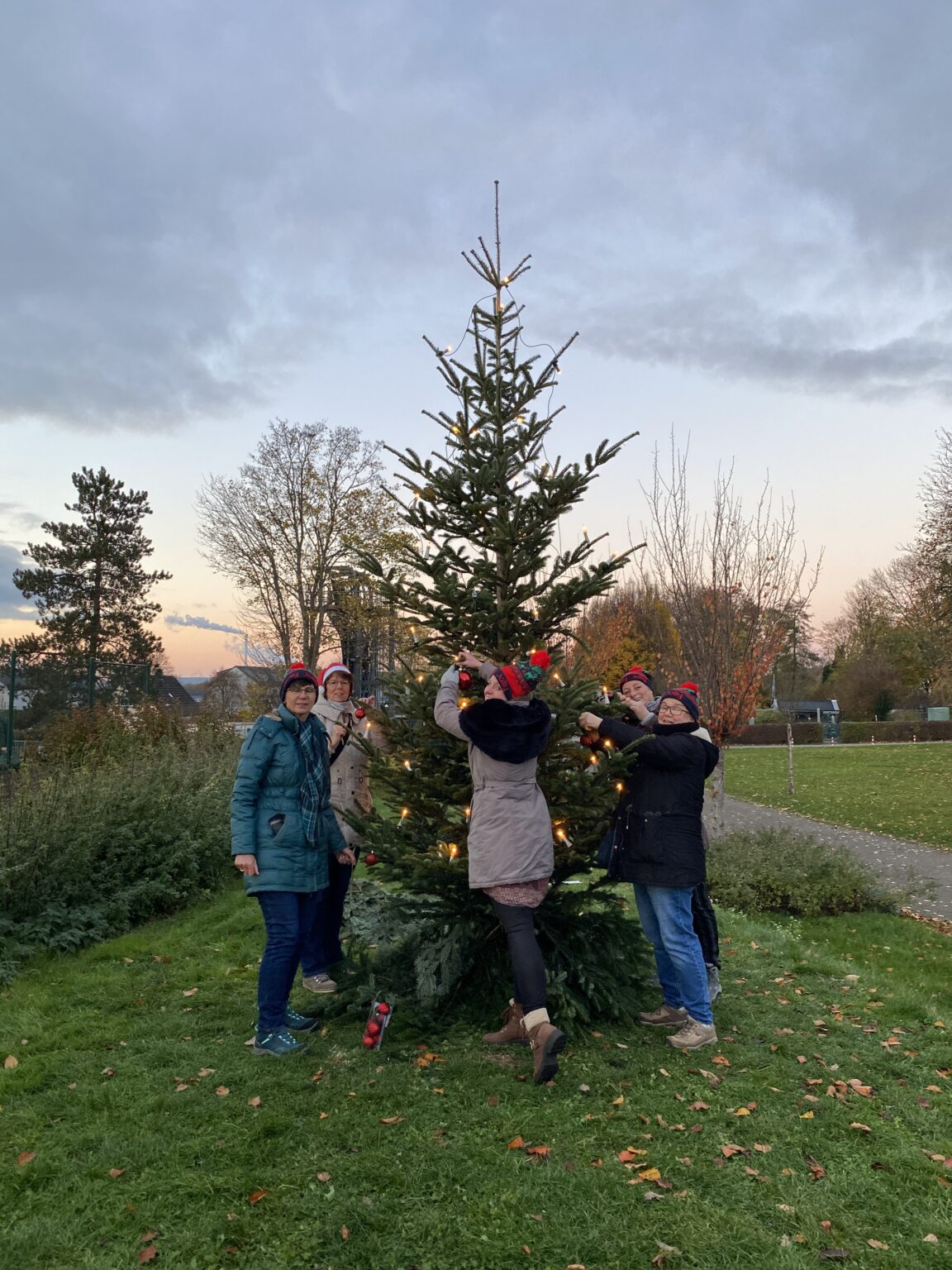 Traditioneller Weihnachtsbaum aufgestellt Kleingartenverein Bochum